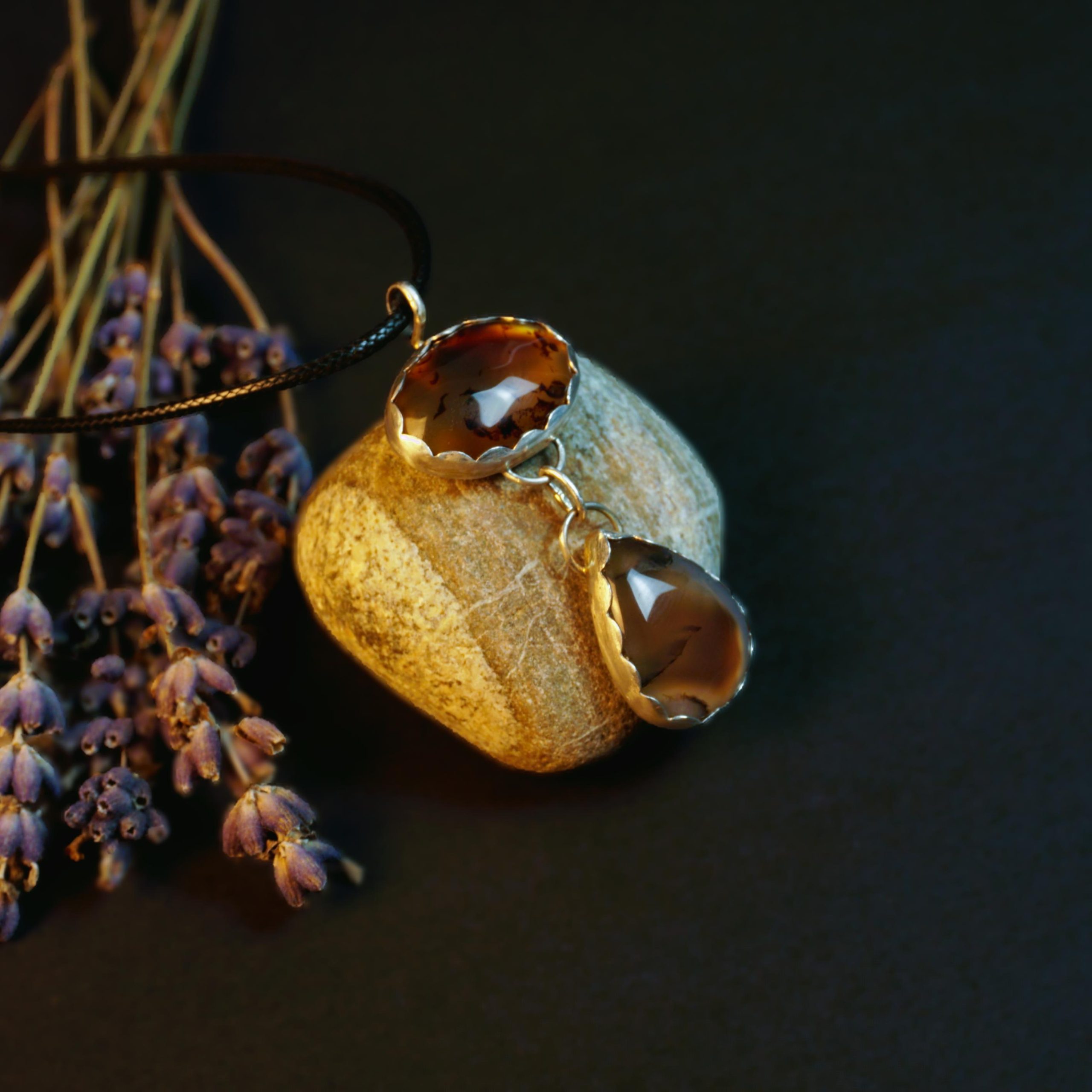Montana agate pendant right side view sterling silver setting