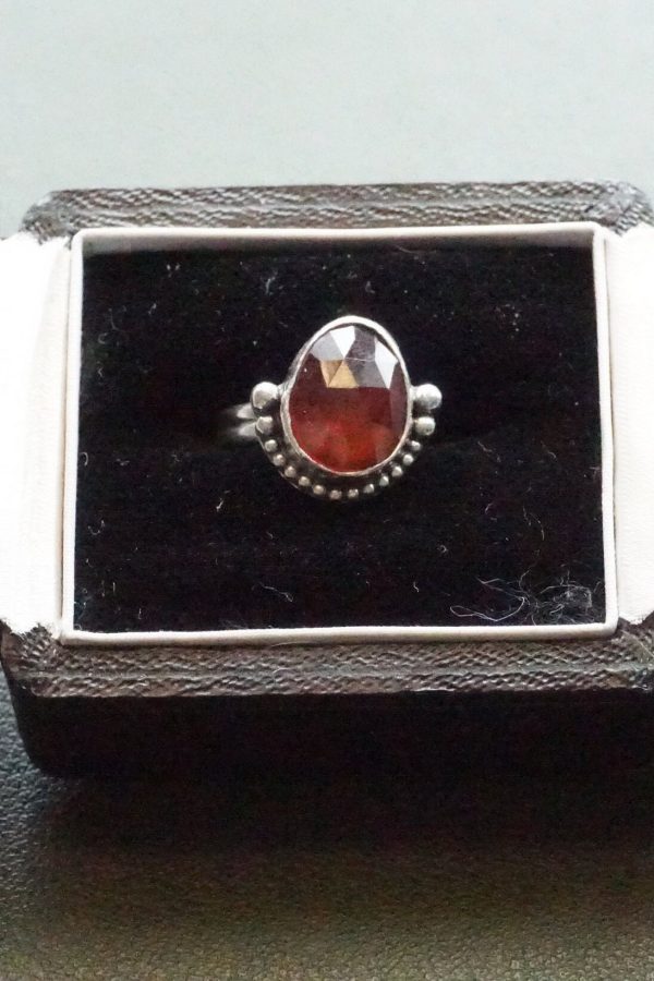 Sparkler: the enchanting Hessonite Garnet ring! - Image 2