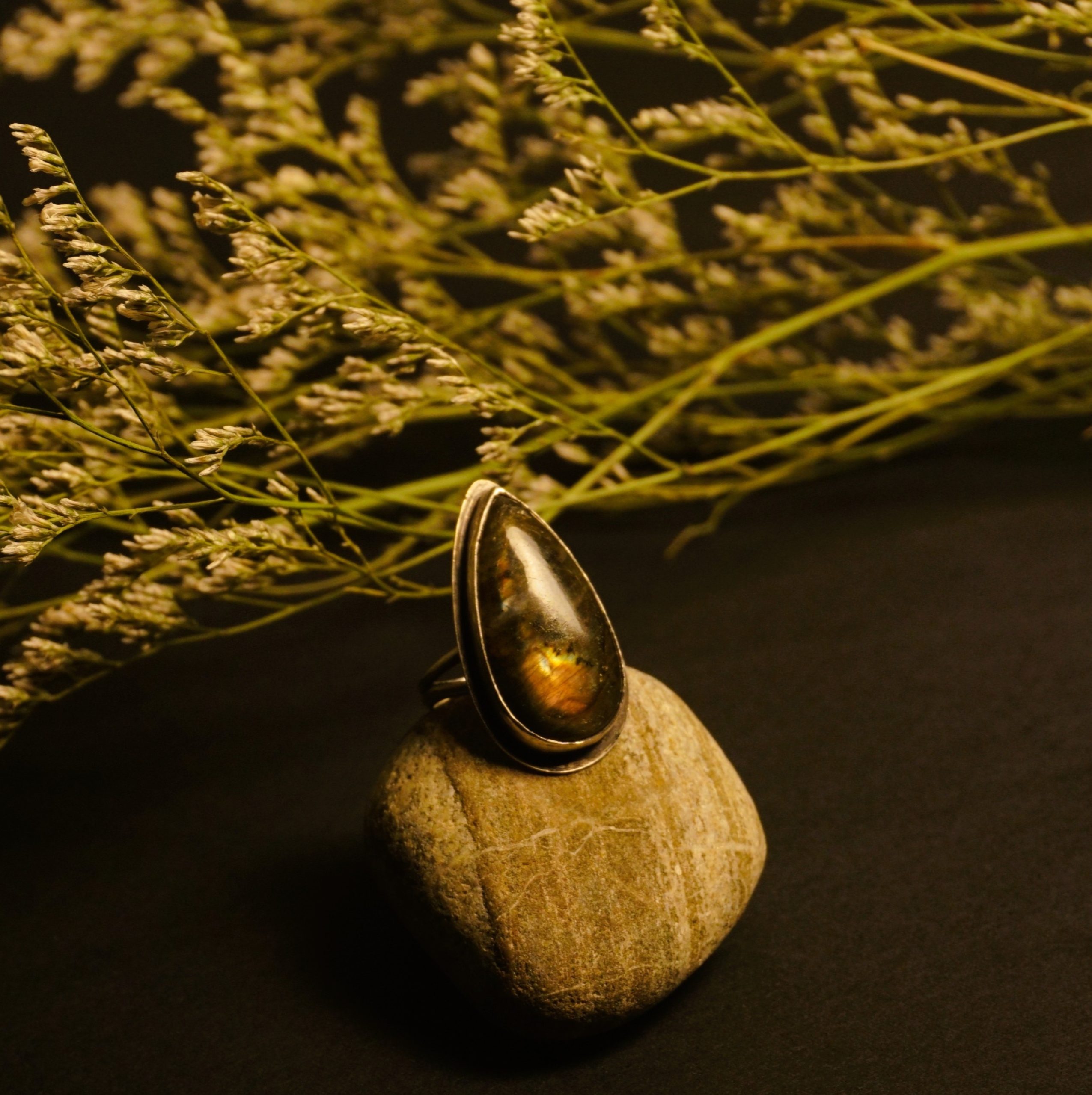 spectrolite labradorite sterling silver ring side view, facing right, highlighting stone and band details