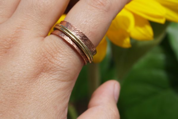 Wearing copper spinner ring on finger