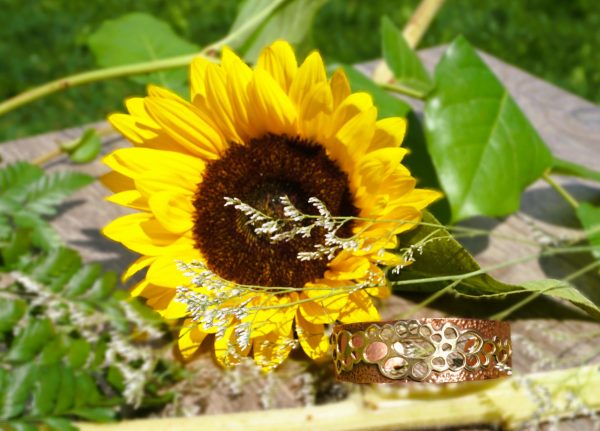 Portraits its size—17 cm length pictured next to a wrist or ruler