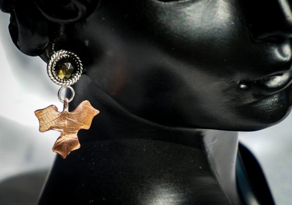 Side light showing obsidian sheen